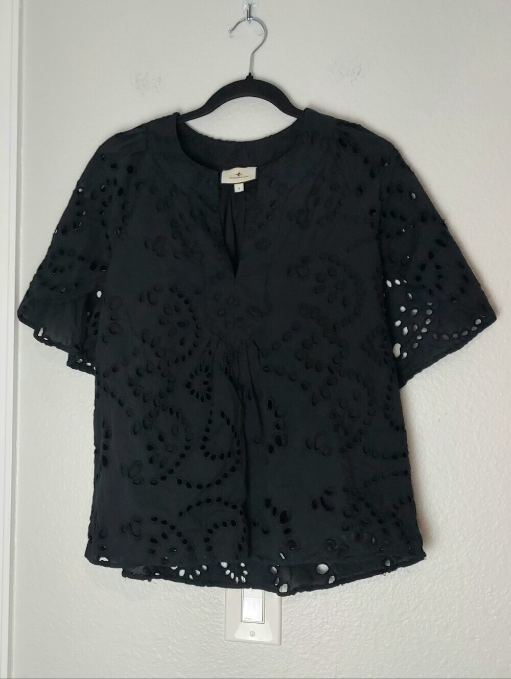 Tuckernuck Finley Flutter Sleeve Top Black Eyelet V-Neck Cotton Boho Blouse Smal